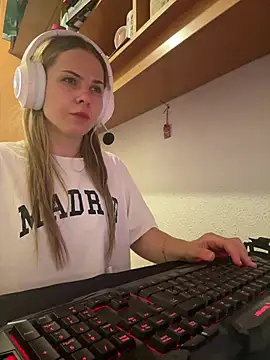 VicksyWoods - Naked