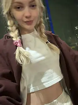 Elsawhere - show panties right here!🍓