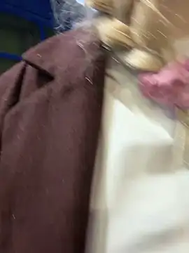 Elsawhere - lift top up for 60 sec on crowded bus🙈