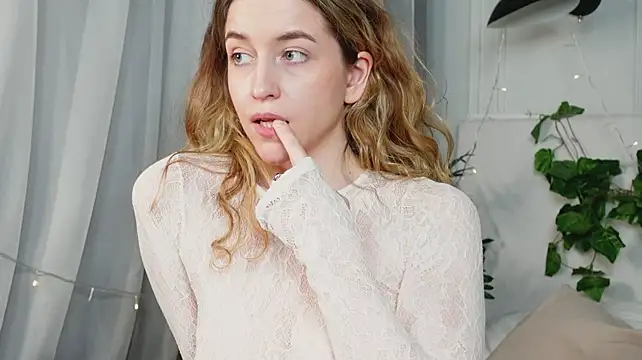 Helen_sexxxsirens - spread legs and play pussy