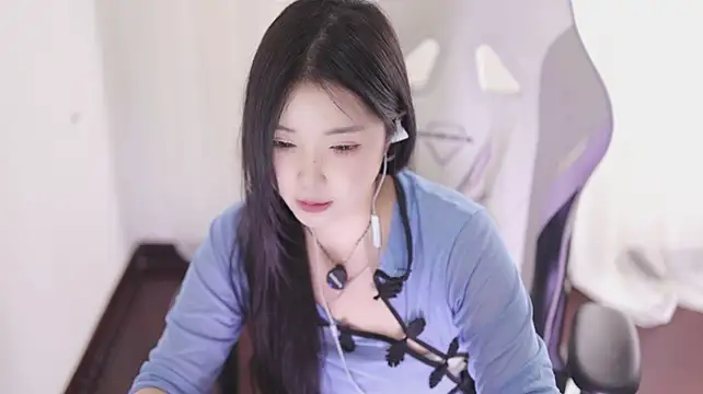 Kitty_baby77 - 完成任务 内裤含嘴里M腿5分钟 最后一个完成的控制黑牛5分钟