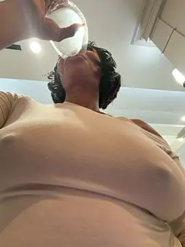 ___Nessa - Toy on my clit&squirt in public