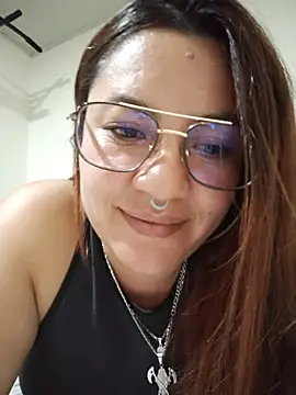 Samm_curvy - SHOWS HAIRY PUSSY ON CAMERA