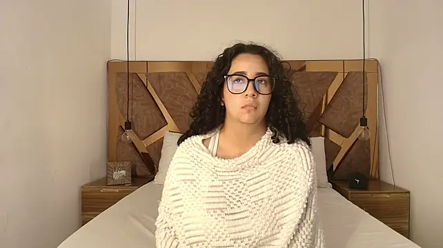 Bella_swwan_ - show us those delicious tits 😏