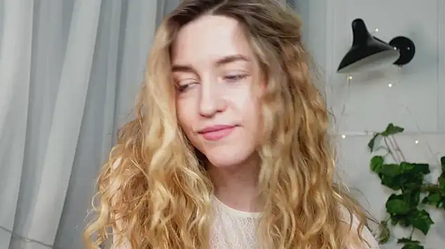 Helen_sexxxsirens - spread legs and play pussy