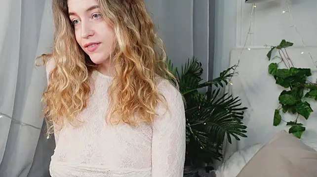 Helen_sexxxsirens - spread legs and play pussy