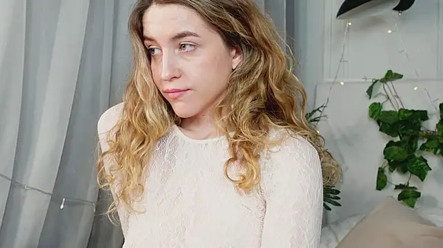 Helen_sexxxsirens - spread legs and play pussy
