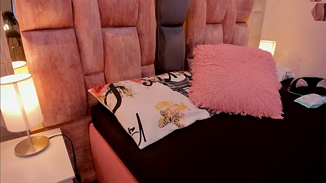 Charlotte_Ice1 - ZOOM OT - OPEN ASS