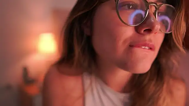 Lau_Bee - teasing with sexy moves