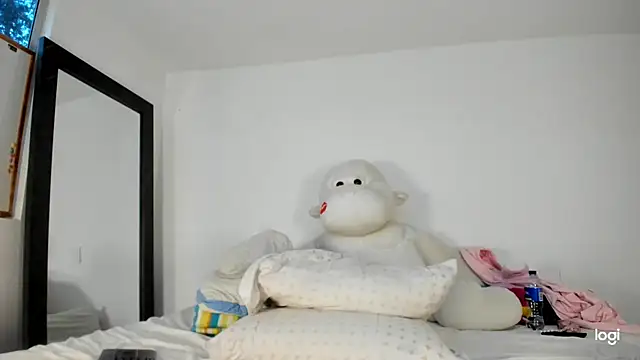 Juli_V29 - take off bra