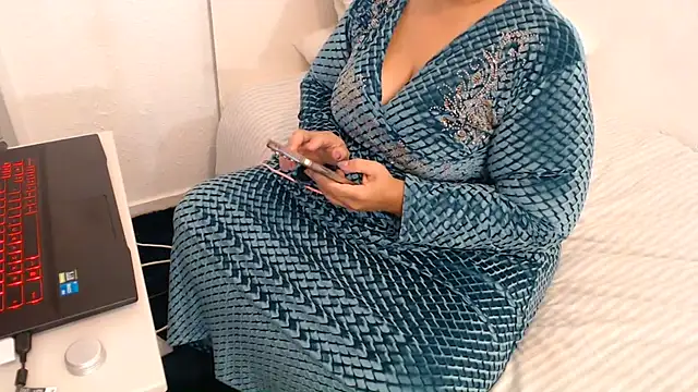 Alejandraxxz - J'ENLEVE MA GANDOURA quelques min !!!!