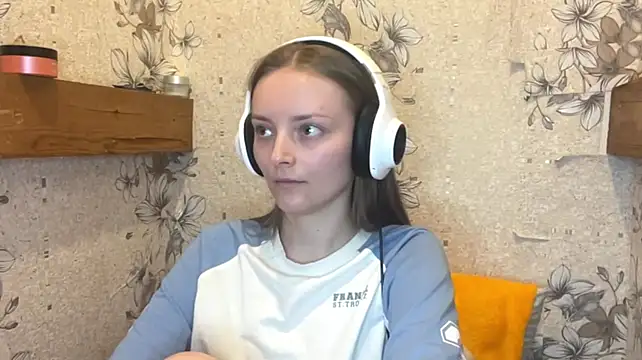 EmyMiu - show tongle