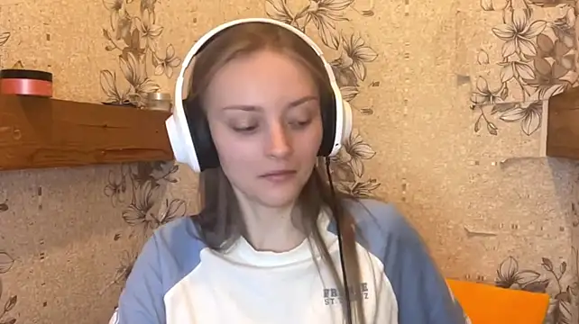 EmyMiu - show tongle