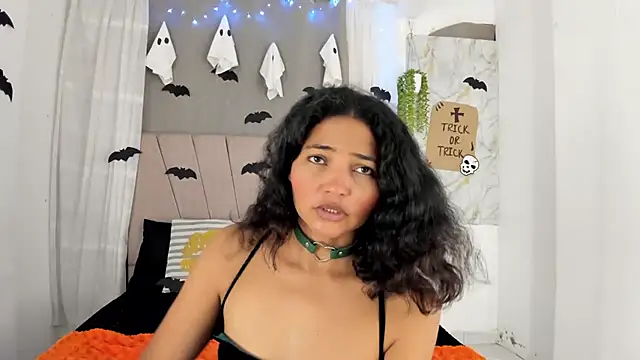Elayha_28 - RIDE PILLOW AND SQUEEZE MY TITS