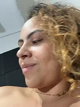 Chloe_Leaozinho - Latinha na buceta