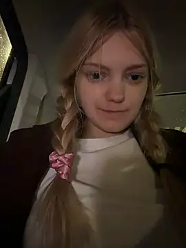 Elsawhere - show boobs in bra behind UBER driver