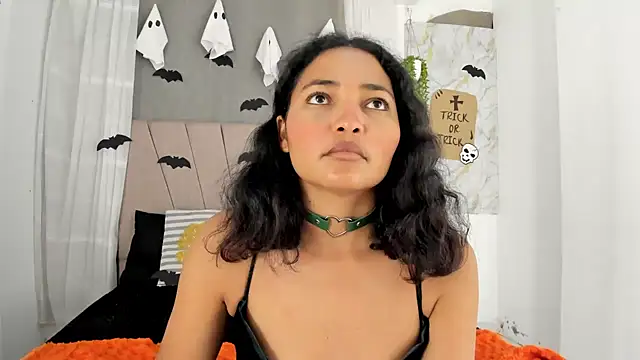 Elayha_28 - RIDE PILLOW AND SQUEEZE MY TITS