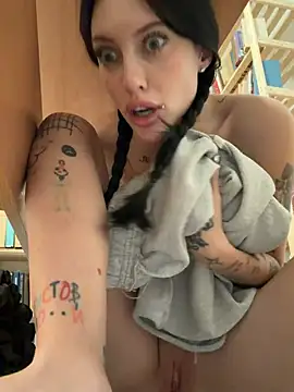 Melissa_crazy - remove top under desk while suck dildo