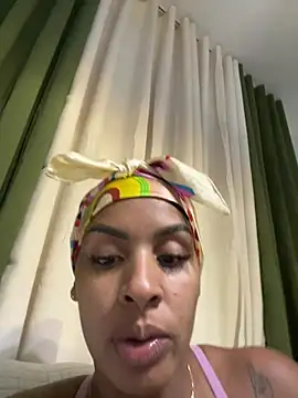 Julixxx22 - I'm doing my nails.