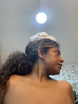 Nicollesofia2 - show ass and finger in it