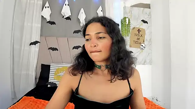 Elayha_28 - RIDE PILLOW AND SQUEEZE MY TITS