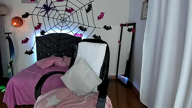 _lia_baby - Take off my top and play with my boobs