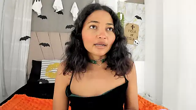 Elayha_28 - RIDE PILLOW AND SQUEEZE MY TITS