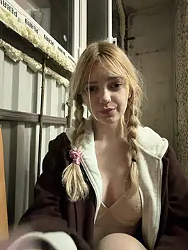 Elsawhere - show ass in panties at stairwells😱
