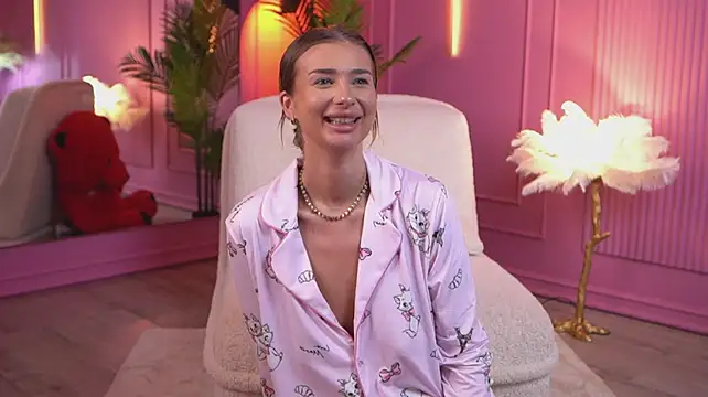 LeylaBunny - Slip a finge rinside my pussy