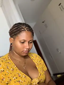 Madelltheebony - Massage my boobs with oil