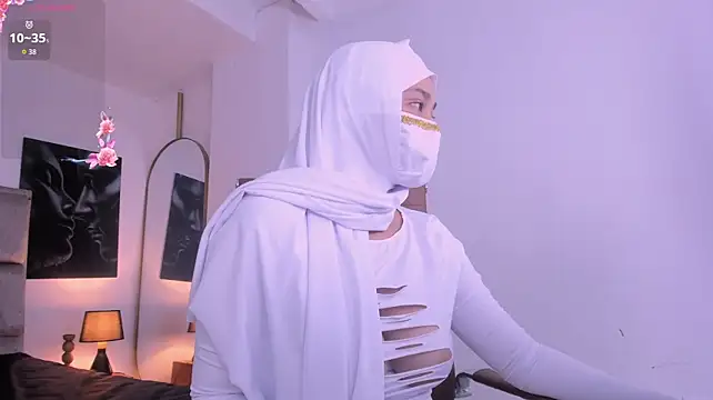 Zuri_zayn - Show ass in thread slowly