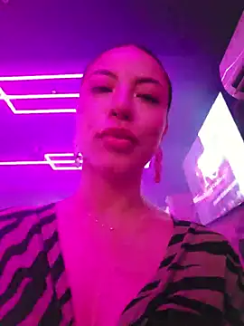 Karen_San_Miguel - Play nipple in bar + sent hot video 😈