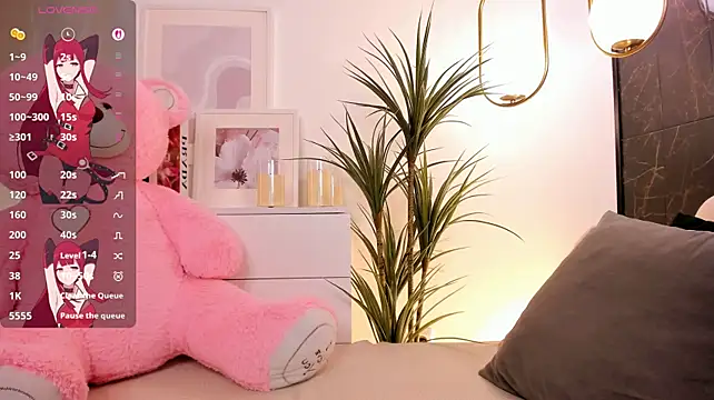 EmmaBloomm - shake ass close to cam