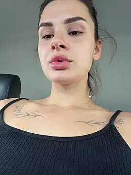 MiraReach - Masturbate pussy in cafe 👅