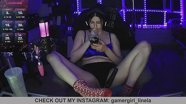 Gamergirl-Linela - LT Gets Oil On Boobs Video