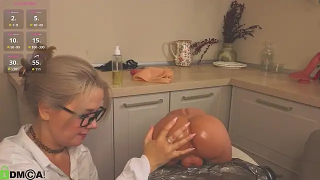 Nikki_Mi1k - make my shirt wet on boobs