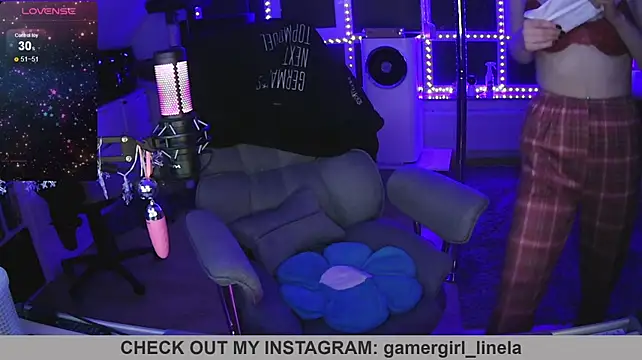 Gamergirl-Linela - LT Gets Oil On Boobs Video