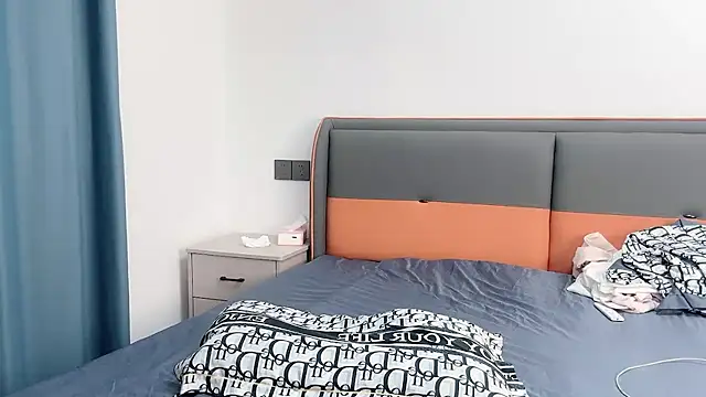 ZhenZhen001 - 任意指定脱一件衣服播五分钟
