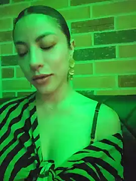 Karen_San_Miguel - Play nipple in bar + sent hot video 😈