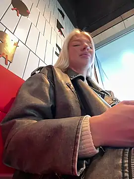 NewLale - Spread naked ass to camera