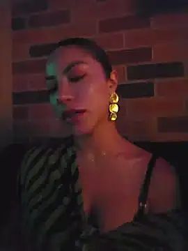 Karen_San_Miguel - Flash tits in bar + play nipples 😈