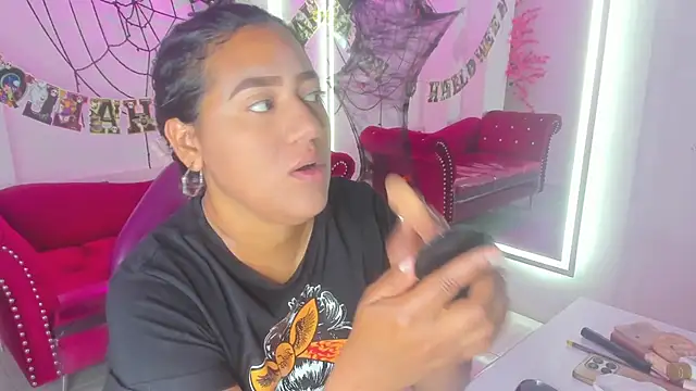 Isabella_rows - close-up of a face + sucking finger 😏🥵