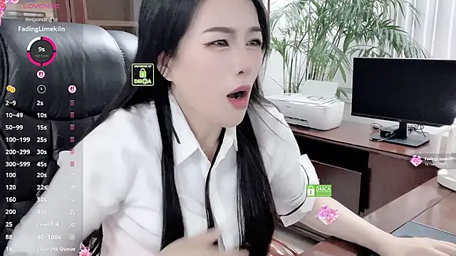 Kaixin-Luckygirl - 坐办公桌上M腿大JJ插入小穴 连喷水水