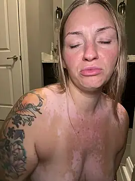 MaggieMayI - Make pussy squirt while last tip vibe me