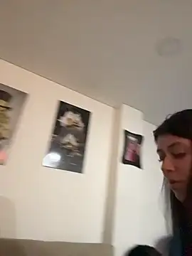 Emilyjohanson - My friends suck my tits