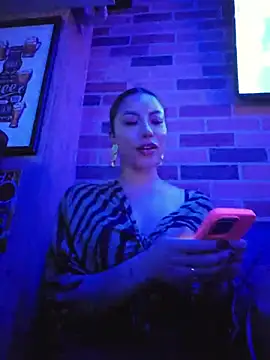Karen_San_Miguel - Flash tits in bar + play nipples 😈