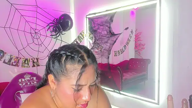 Isabella_rows - close-up of a face + sucking finger 😏🥵