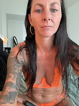 Mel-Mia - LT Hot pic - booty shake 🍑