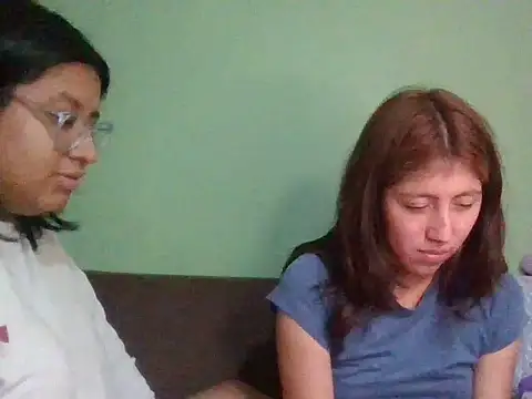 Sarah12333 - Bañarnos juntas