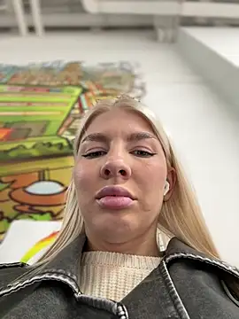 NewLale - 2 fingers in pussy